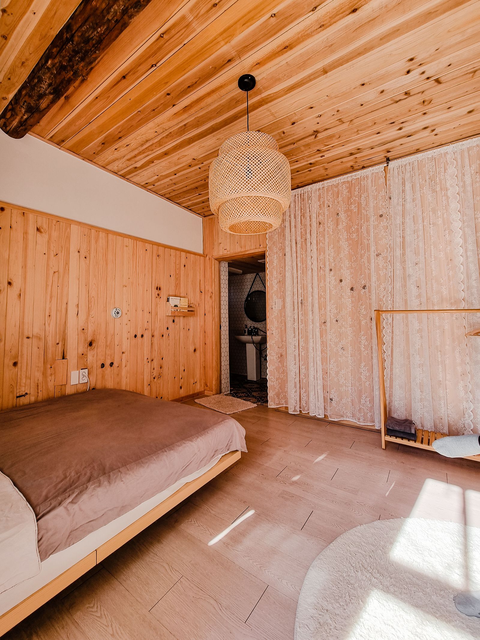 Dormitorio sereno con madera natural, fibras y textiles suaves