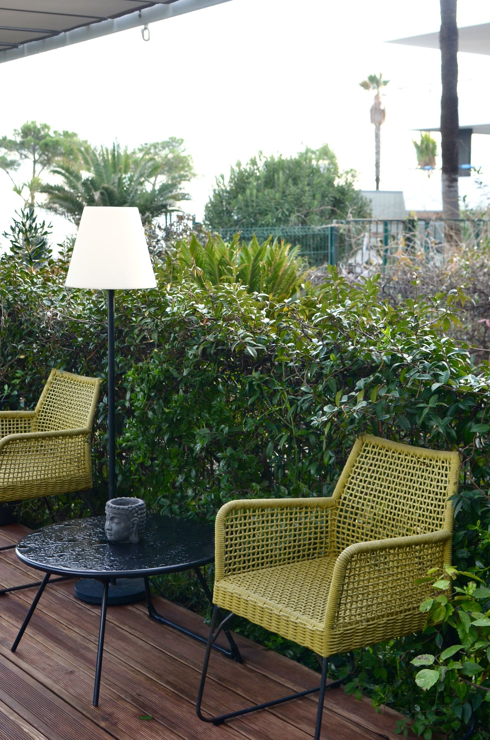 Terraza tropical con fibras tejidas, vegetación y luz ambiental